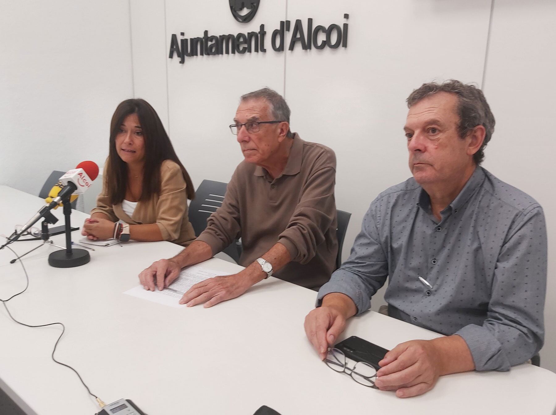 Lorena Zamorano, Àngel Beneito y José María Gadea, en la sala de prensa del Ayuntamiento durante la presentación de la exposición a los medios
