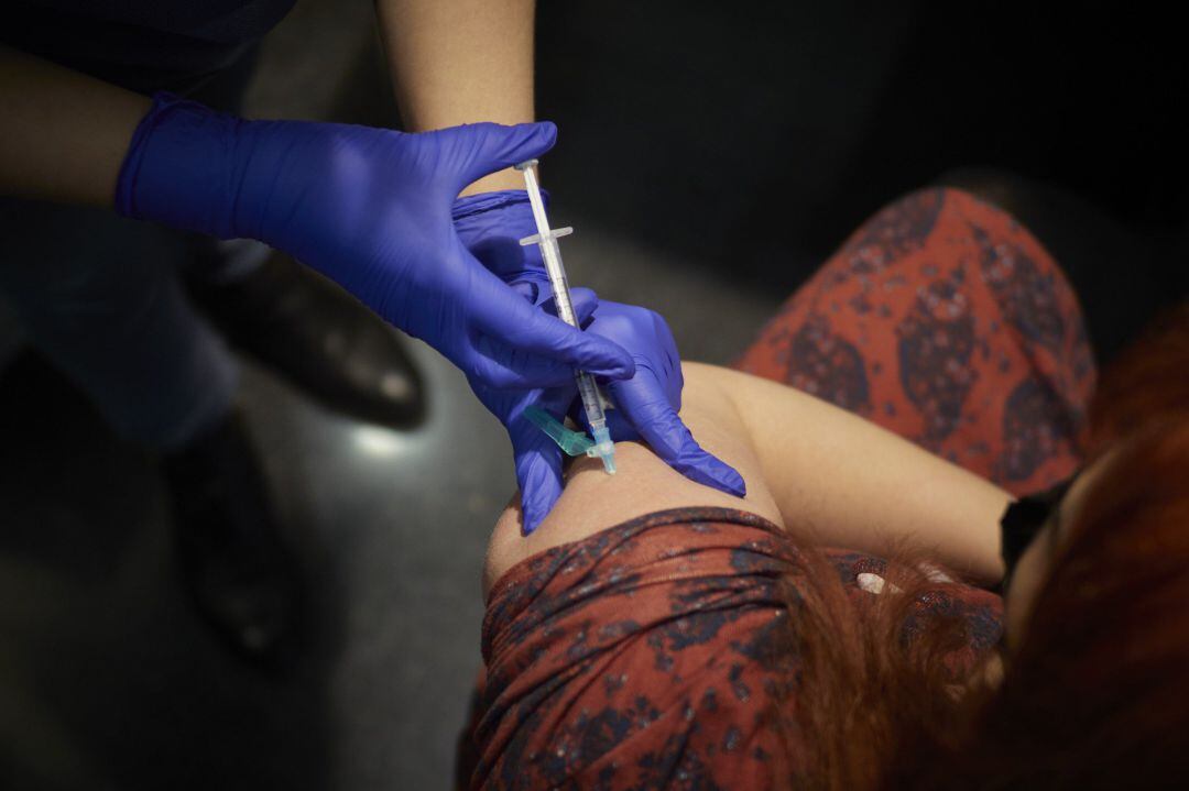 Una trabajadora sanitaria es vacunada contra la COVID-19 en Pamplona