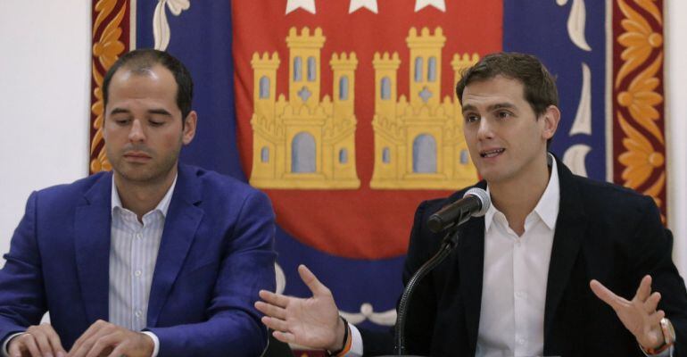 El presidente de Ciudadanos, Albert Rivera, junto al portavoz del partido en la Asamble de Madrid, Ignacio Aguado tras reunirse con el Grupo Parlamentario de Ciudadanos en la Asamblea de Madrid