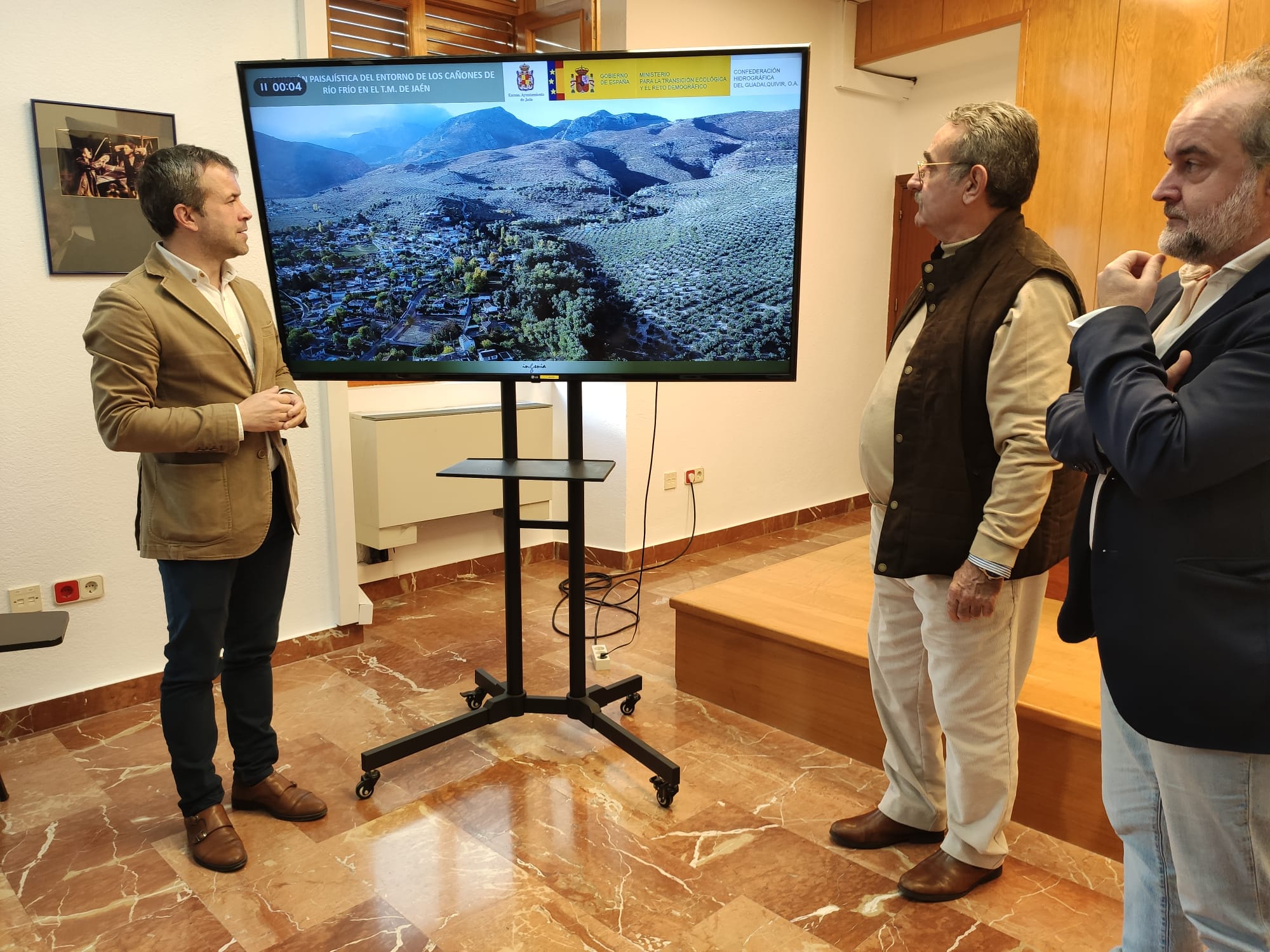 El alcalde de Jaén, Julio Millán, observa junto a ediles y asociaciones vecinales el proyecto de adecuación de Los Cañones