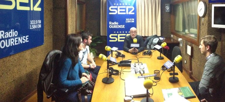 Miguel Pinal (dcha.), Luisa Pena y Sergio Martínez (izqda.) con Xose González (centro) en La Ventana de Ourense