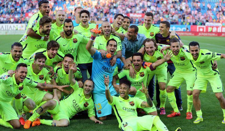 TOPSHOTS Barcelona&#039;s players celebrate winning the championship and the game after the Spanish league football match Club Atletico de Madrid vs FC Barcelona at the Vicente Calderon stadium in Madrid on May 17, 2015. AFP PHOTO/ CESAR MANSO