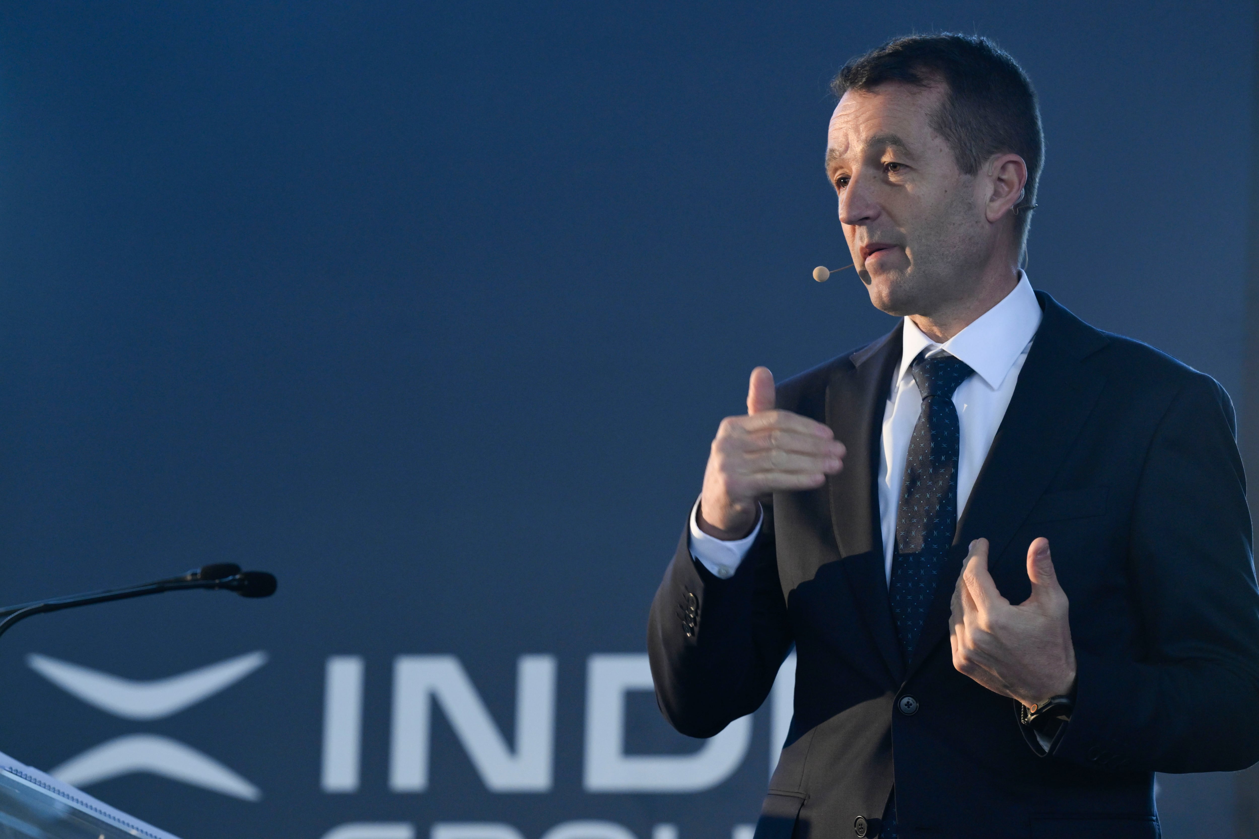 OVIEDO, 17/03/2026.- El presidente ejecutivo de Indra Group, Ángel Escribano Ruiz, interviene en el III Encuentro del Ecosistema de la Industria Nacional de Defensa,  organizado por  Indra en Oviedo, y con el que pretende fortalecer los lazos entre las empresas españolas del sector y optimizar el ciclo de suministro, mantenimiento, reparación y operación de equipos industriales en sus centros productivos. EFE/ Eloy Alonso