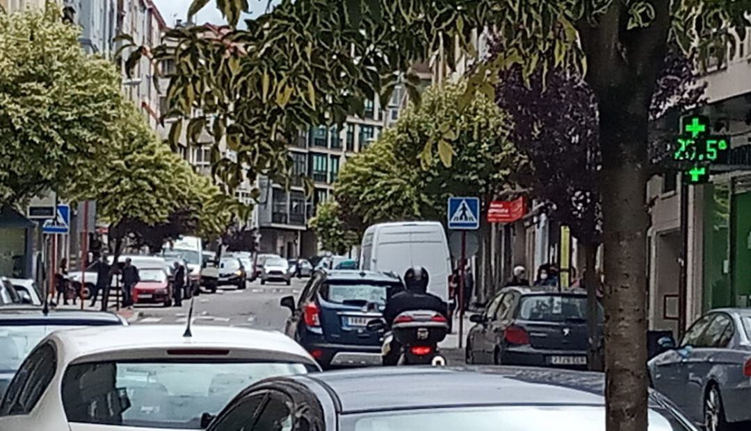 Calle de Ourense esta misma mañana, empieza a notarse más movimiento