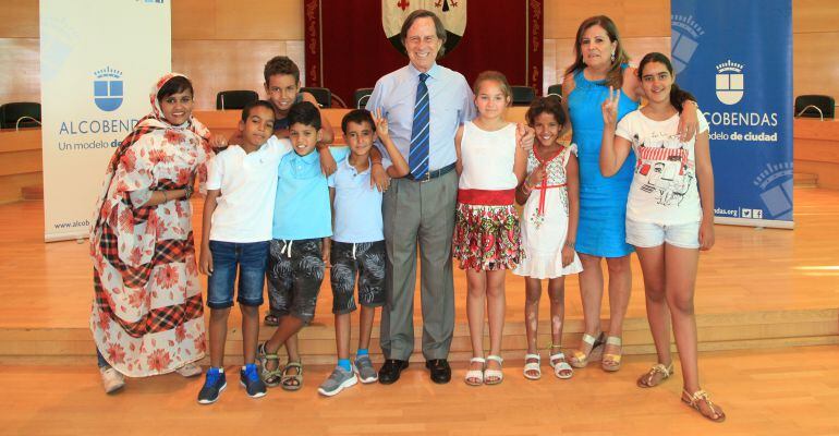 El alcalde Ignacio García de Vinuesa y la concejal de Servicios Sociales, Mónica Sánchez junto a los niños saharauis