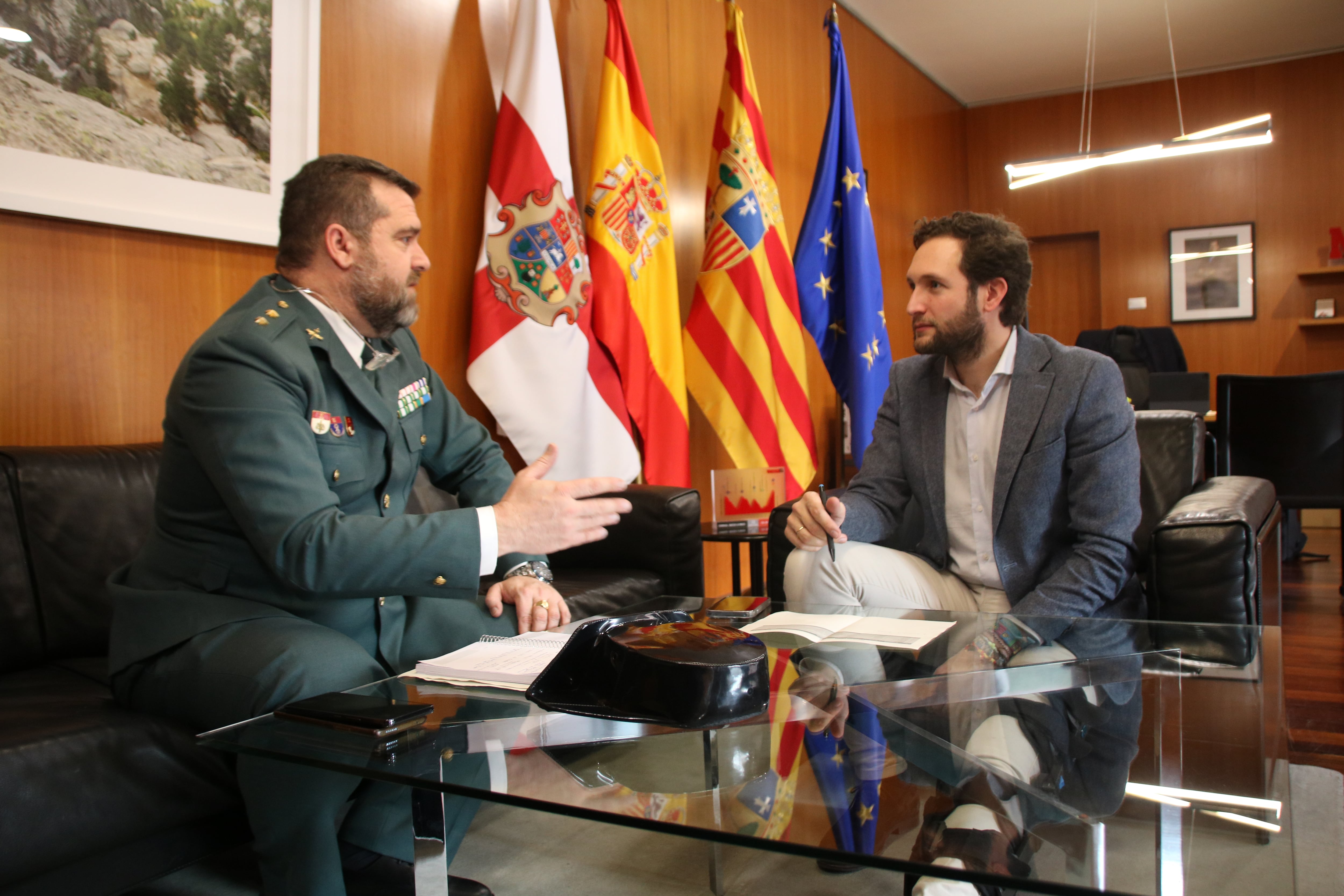 Isaac Claver con el nuevo teniente coronel de la comandancia de Huesca, José Enrique Cordobés Lucena