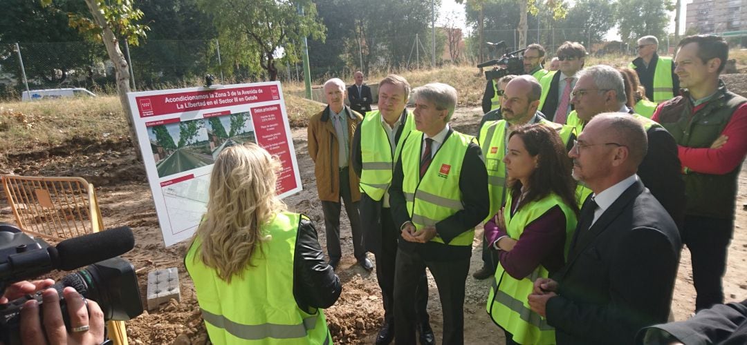 El presidente regional, acompañado por la alcaldesa de Getafe