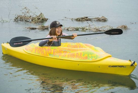 La artista japonesa, Megumi Igarashi, en su kayak con la forma del aparato reproductor femenino