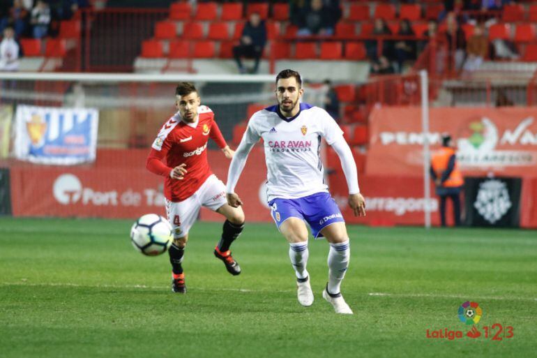 Borja Iglesias espera un balón ante la presencia de un defensor