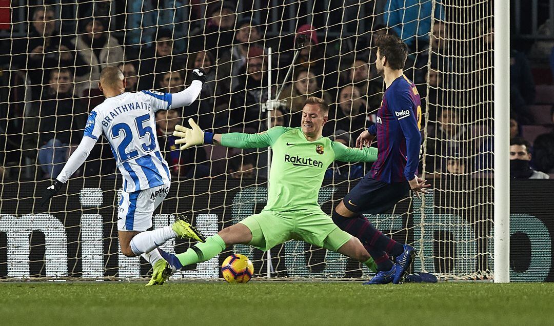 Martín Braithwaite bate a Ter Stegen ante la mirada de Gerard Pique durante un partido de la pasada temporada.