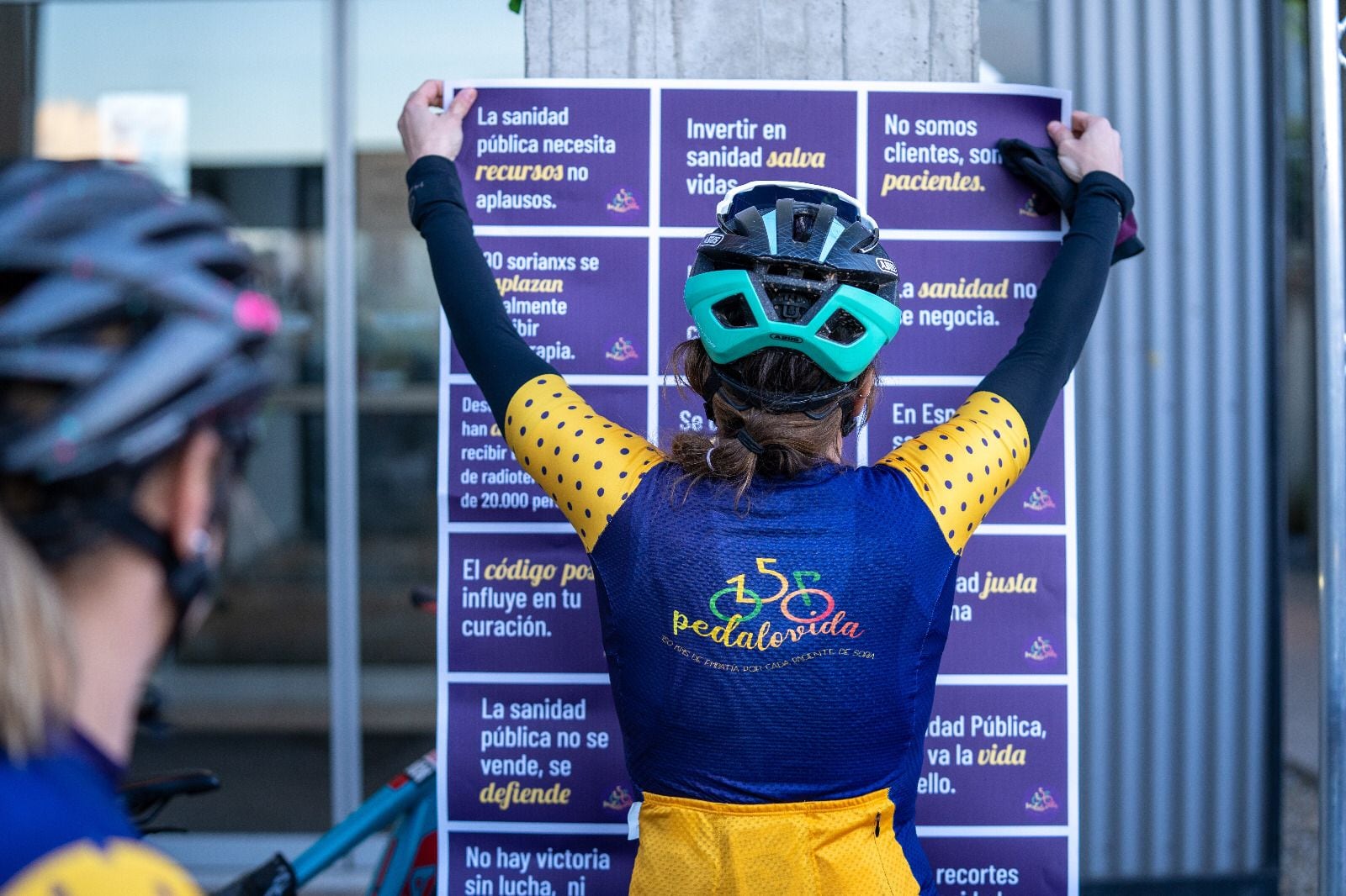 Ana Patricia cuelga una pancarta en la marcha de Pedalovida, el pasado 22 de abril.