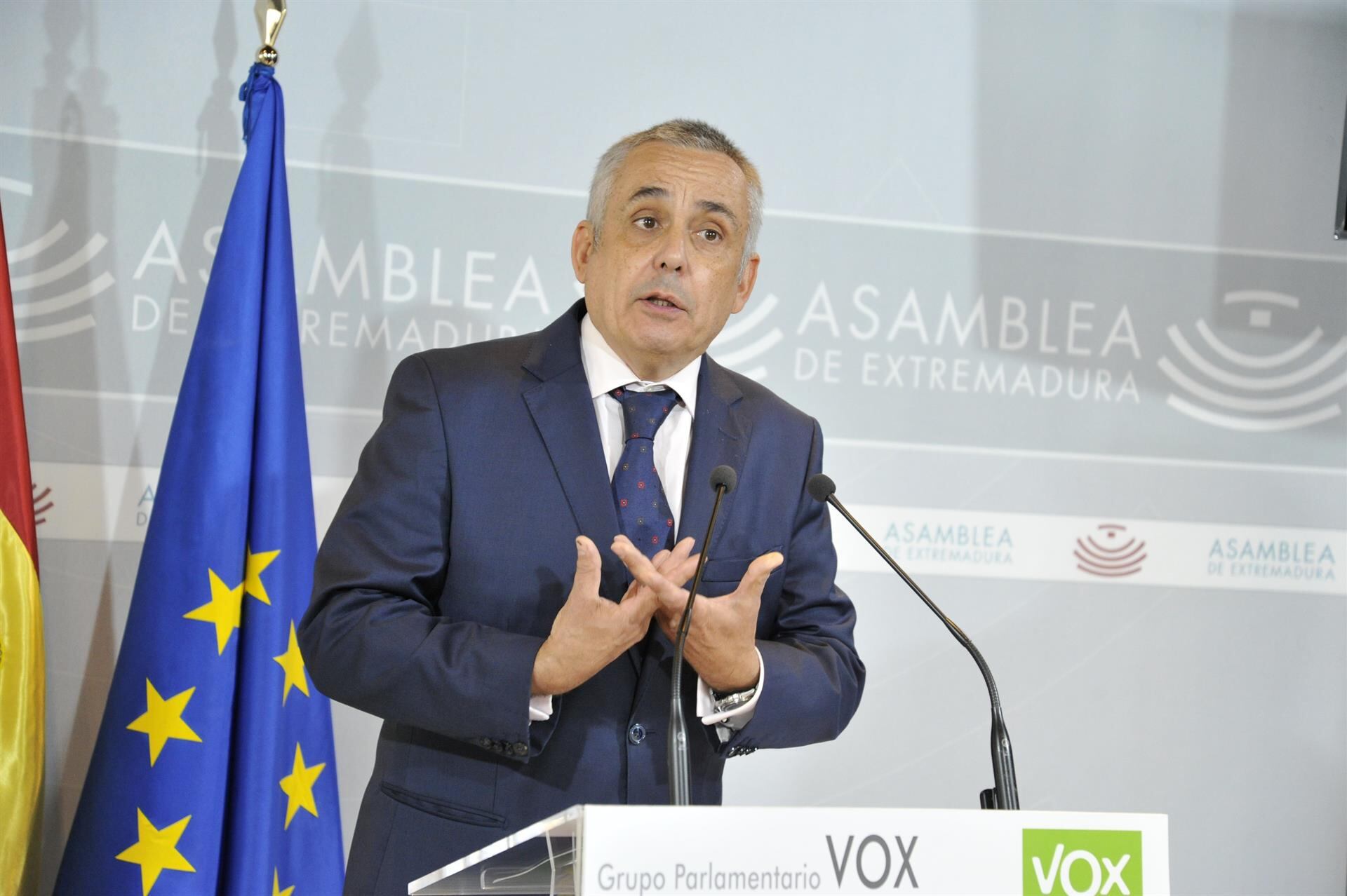 El presidente del Grupo Parlamentario Vox en la Asamblea de Extremadura, Ángel Pelayo Gordillo, en rueda de prensa para explicar las propuestas de su formación a los PGEx 2026