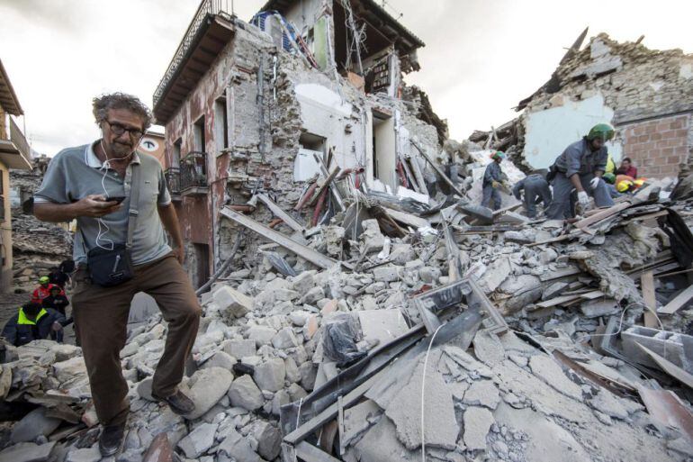 Los equipos de búsqueda y rescate trabajando entre los escombros de un edificio en Amatrice.