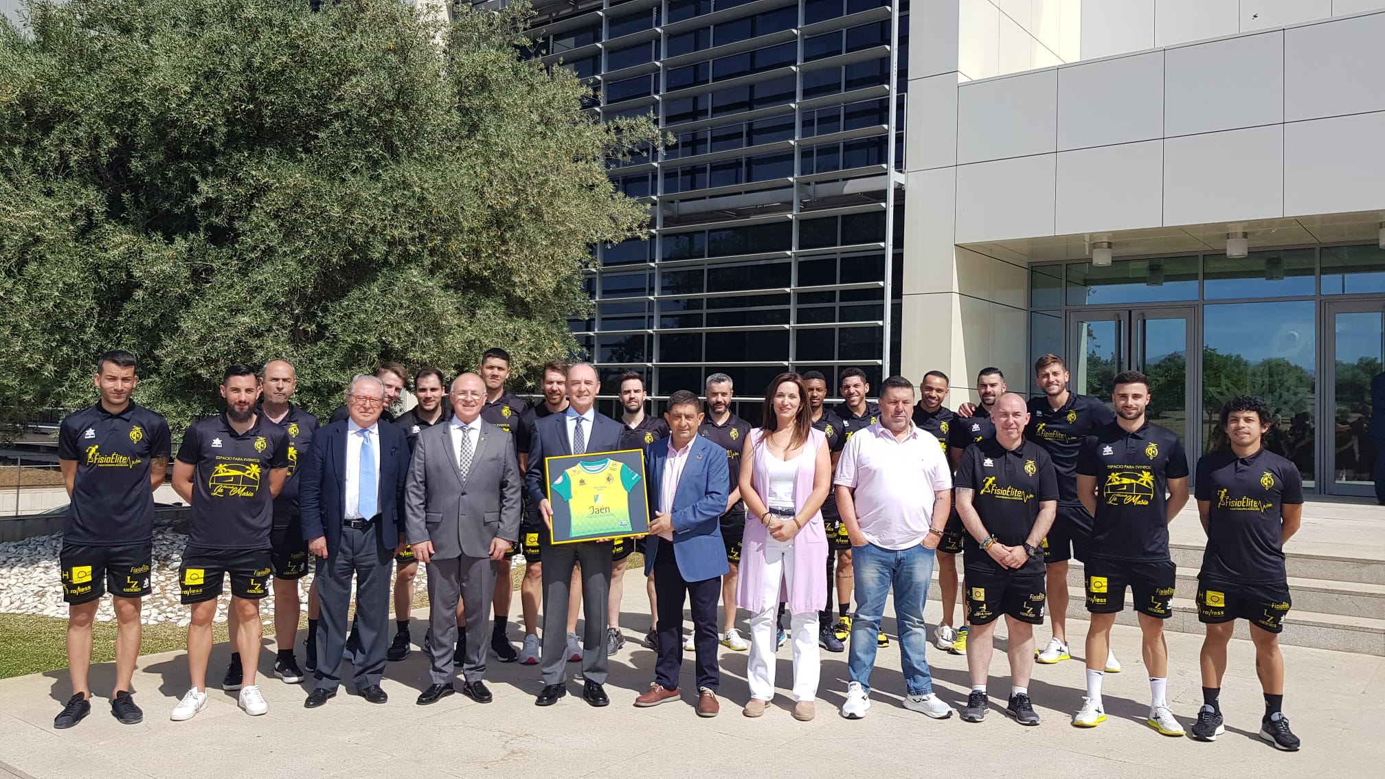 Parte de la plantilla de jugadores junto a los presidentes de Caja Rural, Diputación y Jaén Paraíso Interior f.s