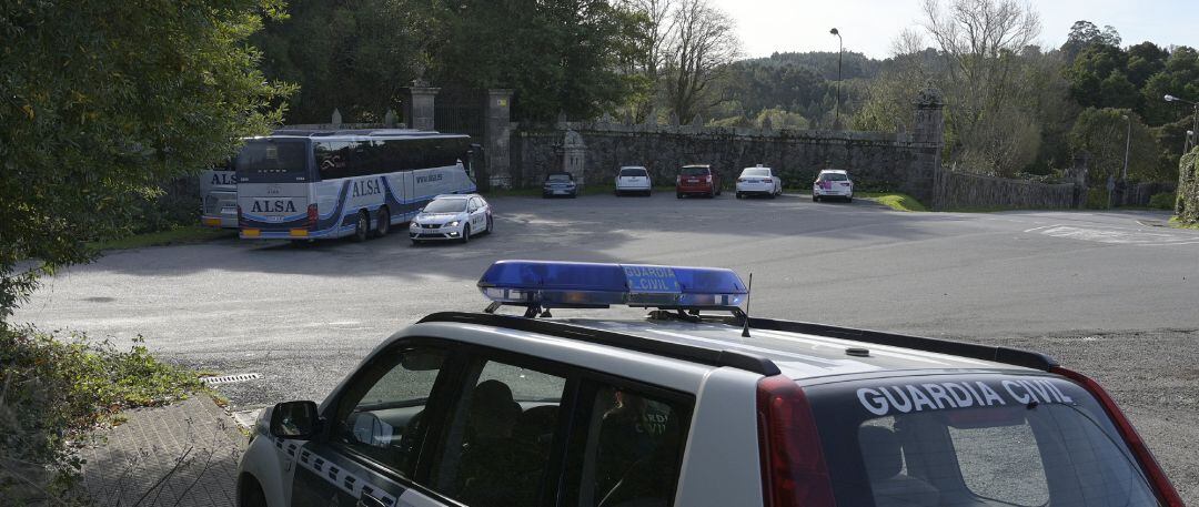 Un coche de la Guardia Civil custodia el Pazo de Meirás