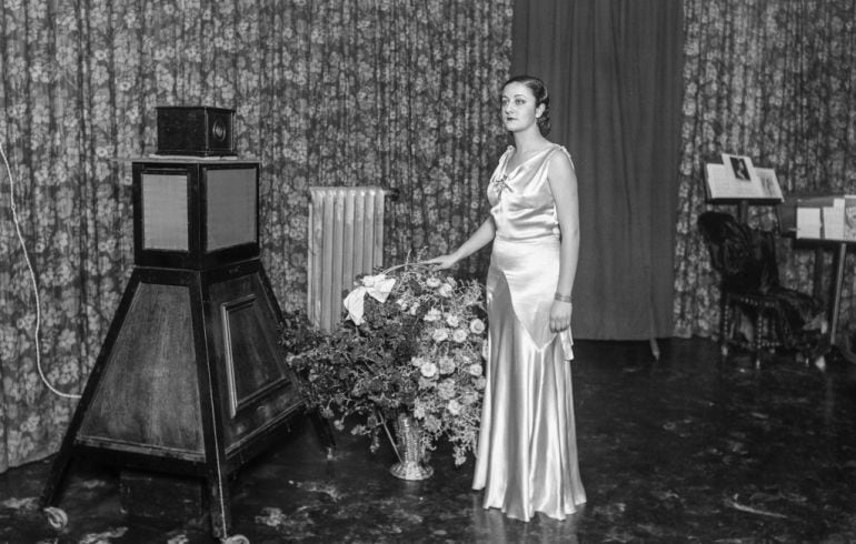 Teresita Daniel, Miss Espanya 1932, als estudis de Ràdio Barcelona al carrer Casp