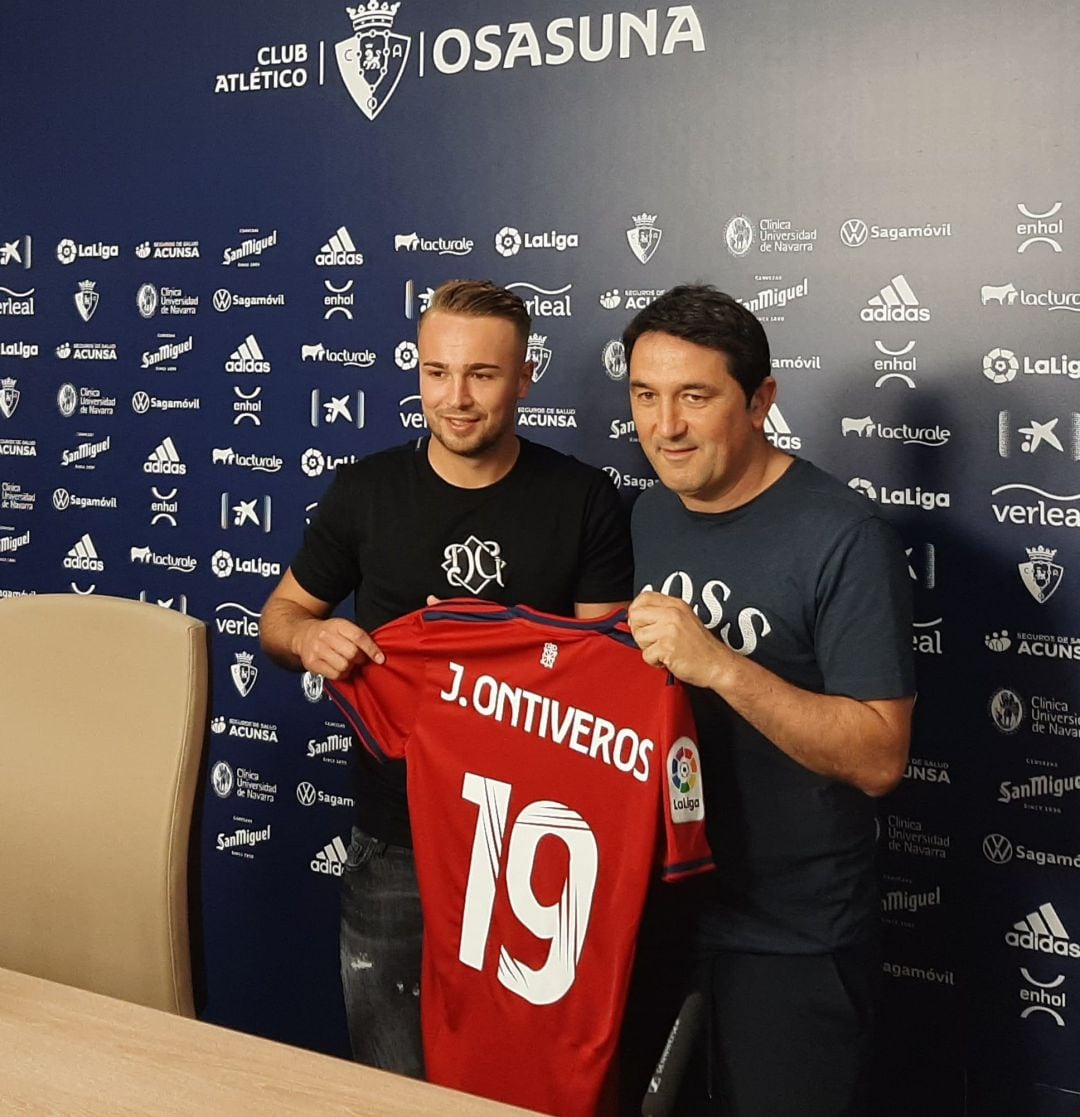 Ontiveros en su presentación como jugador de Osasuna junto a Braulio 