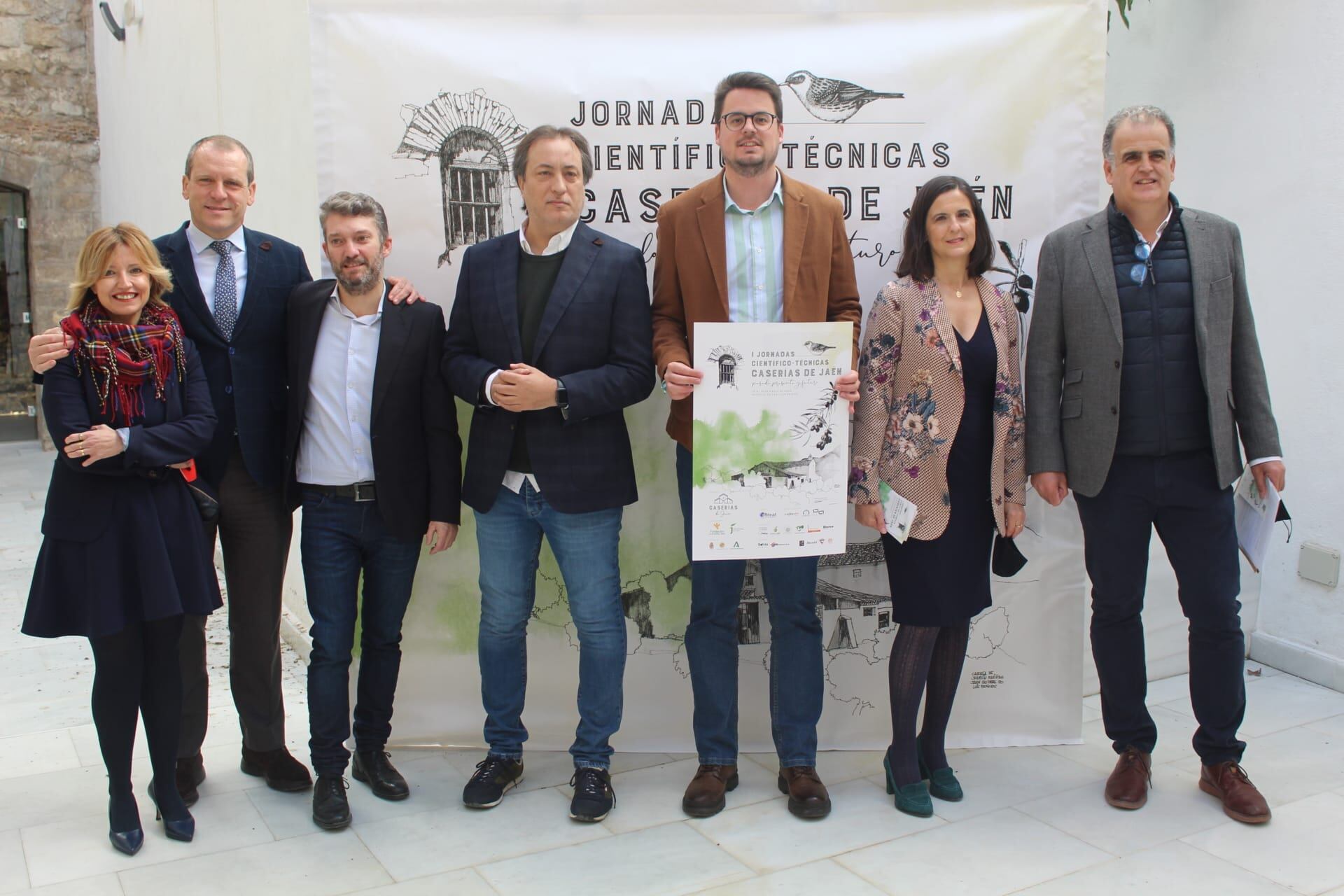 Diferentes autoridades durante el acto de presentación de las jornadas científico-técnicas de las caserías de Jaén.