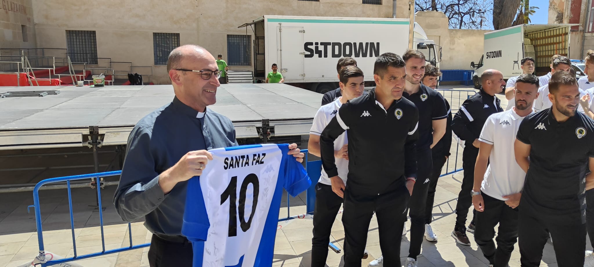 Joaquín López, capellán del Hércules, con una camiseta firmada por todos los jugadores