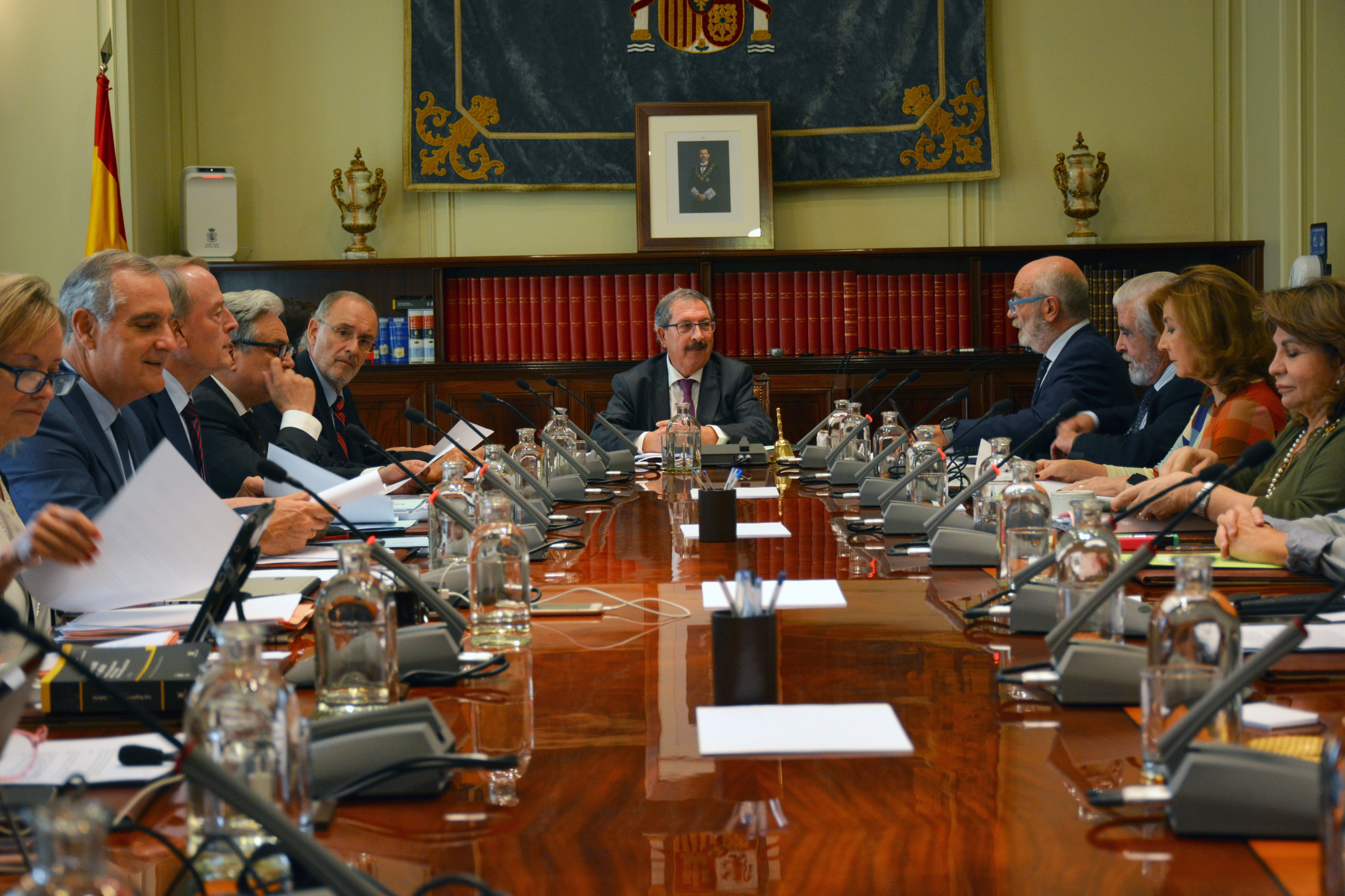 Pleno extraordinario del Consejo General del Poder Judicial (CGPJ), presidido por el vocal Rafael Mozo (c), para abordar quién sustituye a Carlos Lesmes al frente de la presidencia del órgano, cuya renuncia ya se ha hecho efectiva tras ser publicada en el Boletín Oficial del Estado (BOE) del miércoles. EFE/CGPJ