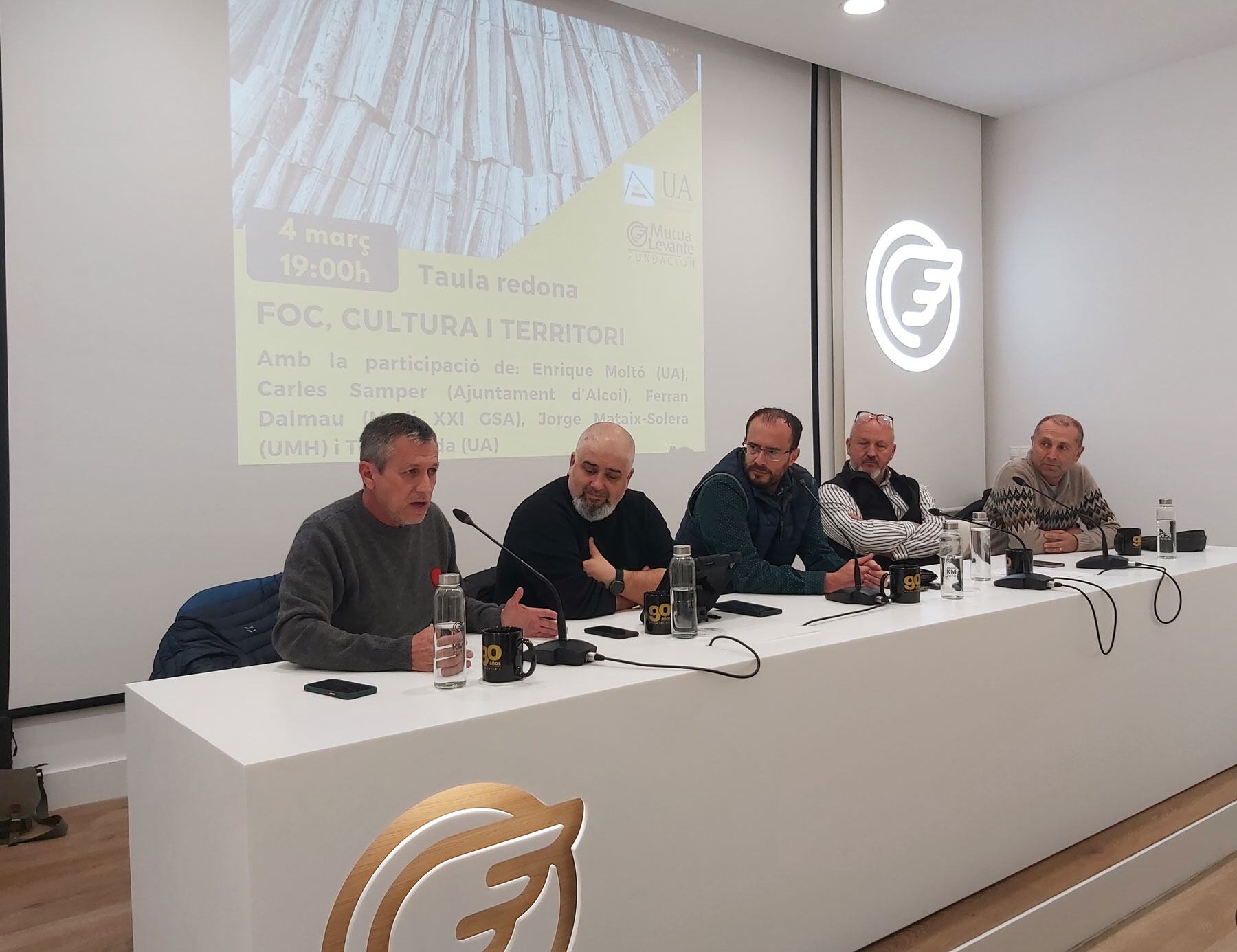 Jorge Mataix-Solera, Ferran Dalmau, Tono Belda, Carles Samper i Enrique Moltó, en la taula redona a l'auditori de la Fundaicó Mutua Levante
