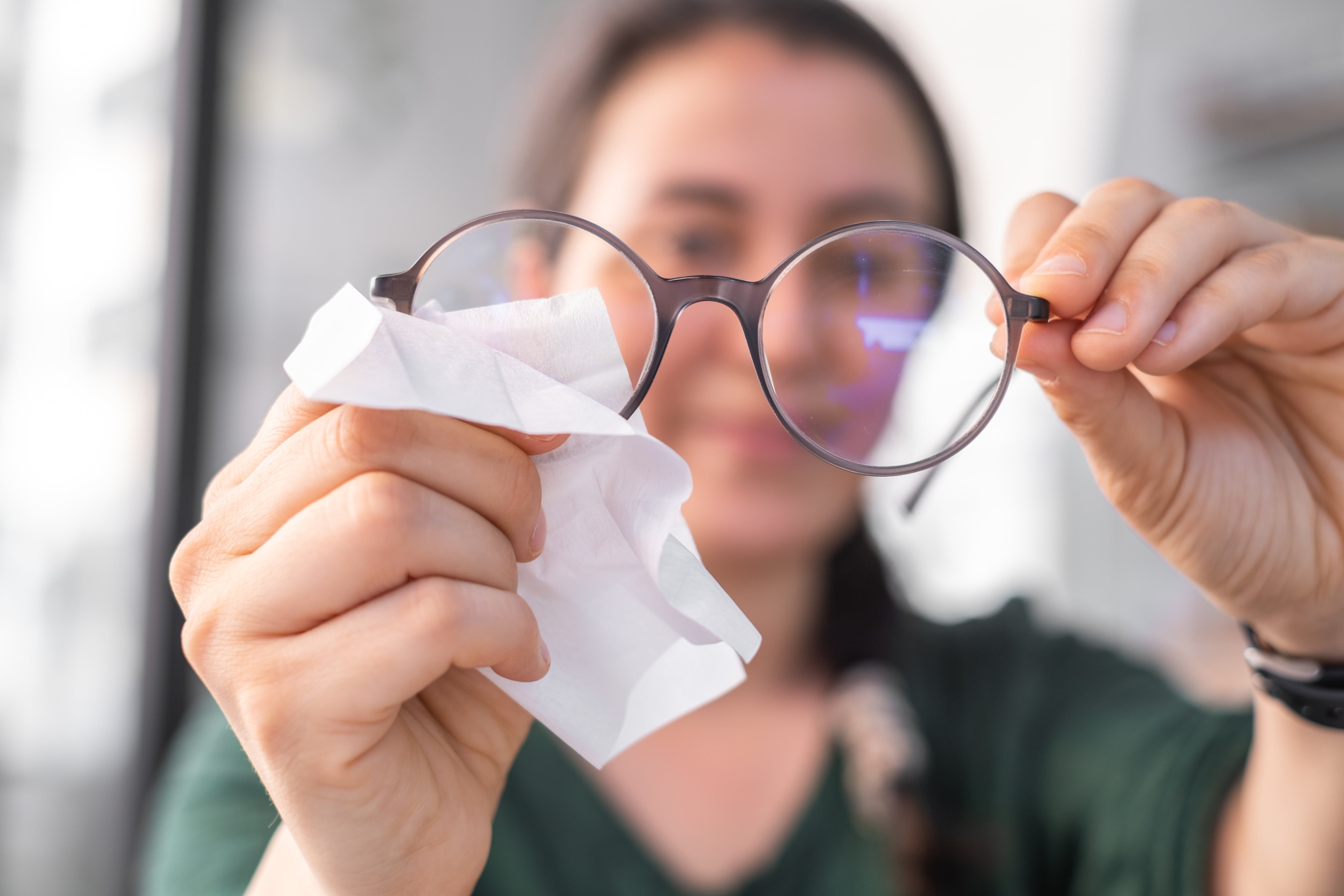 Mujer lavando unas gafas