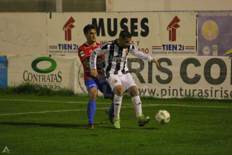 Canario trata de aguantar un balón.