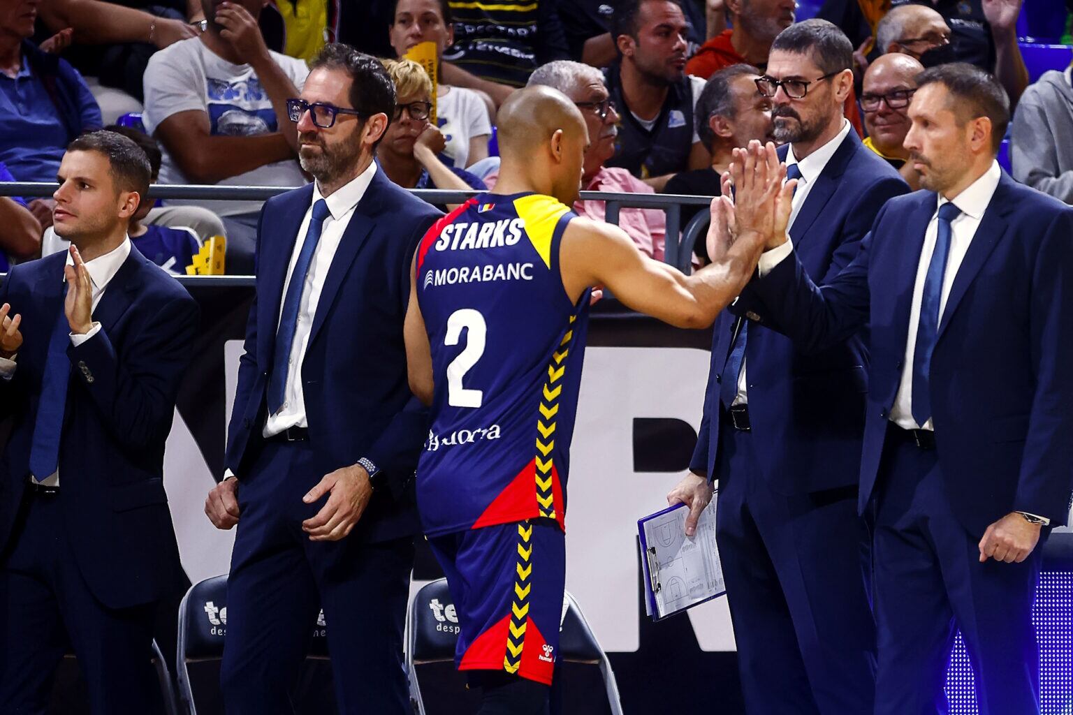 Starks saluda Natxo Lezkano al partit contra el Baxi Manresa.