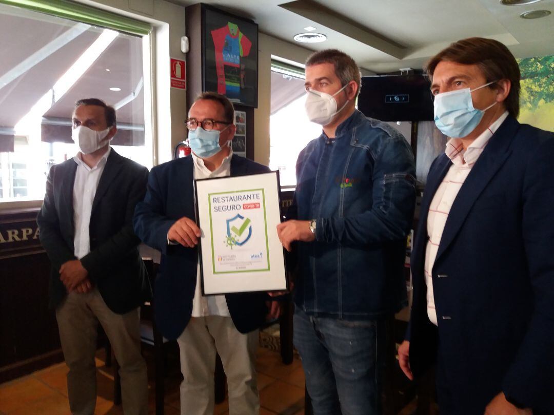 El presdiente de Hostelería de España, José Luis Yzuel, acompañado por directivos de OTEA, entrega uno de los sellos de Restaurante Seguro a un establecimiento ovetense