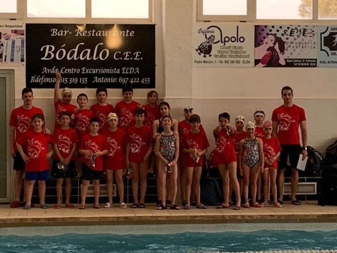 Los pequeños nadadores del Centro Excursionista Eldense siguen aprendiendo