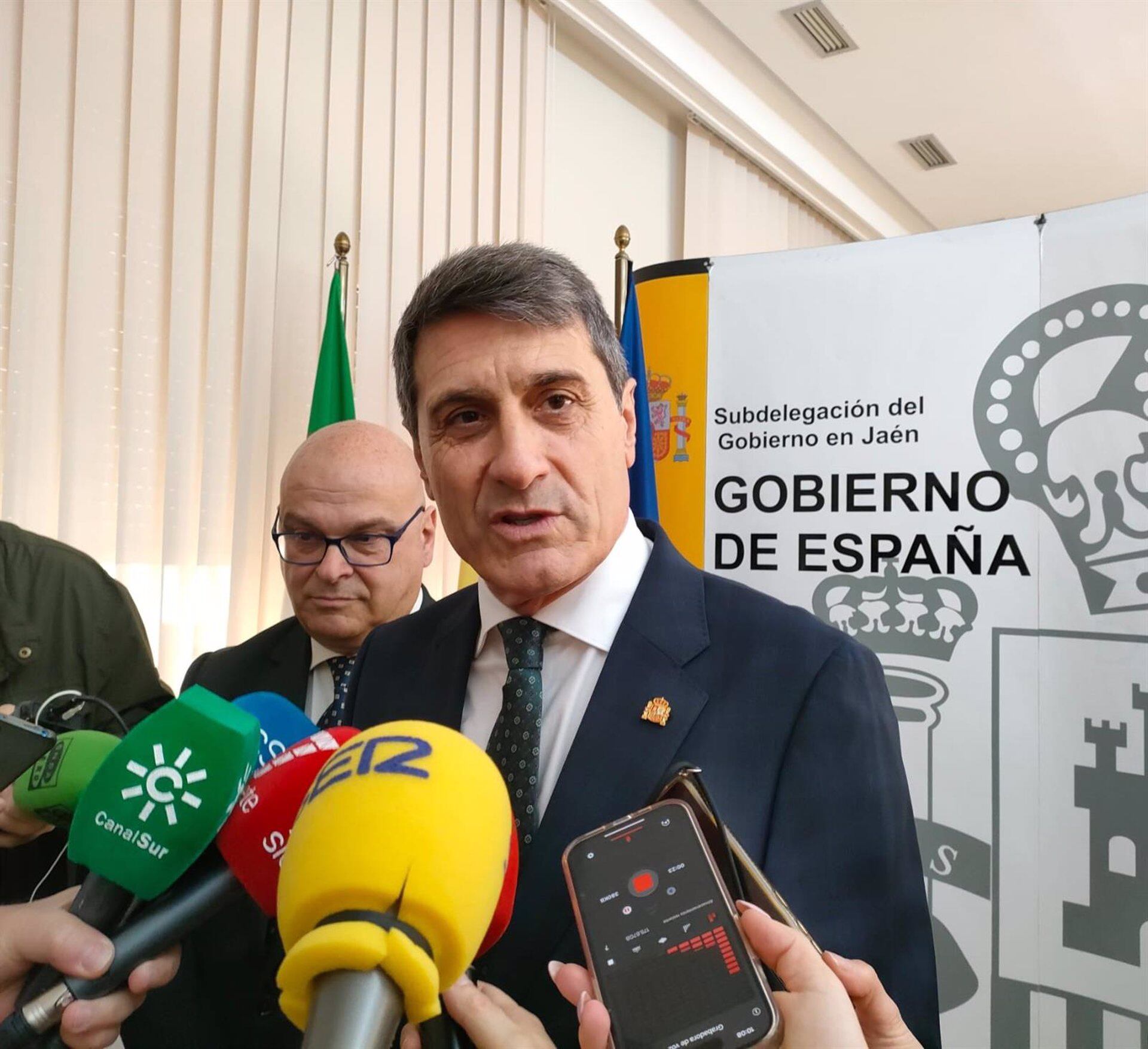 El delegado del Gobierno en Andalucía, Pedro Fernández, atiende a los periodistas en una imagen de archivo.