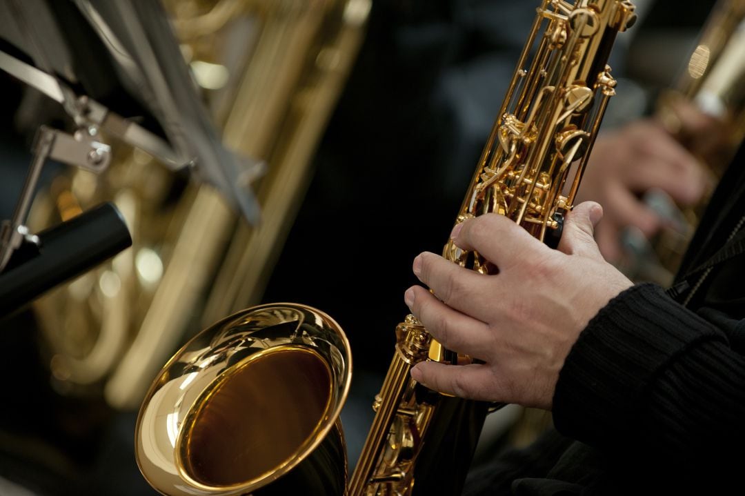 Detalle de la mano de un alumno de la Escuela Municipal de Música tocando un instrumento