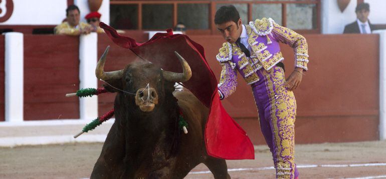 El diestro extremeño Miguel Ángel Perera, en su faena con la muleta durante la primera de la feria de San Pedro de Zamora