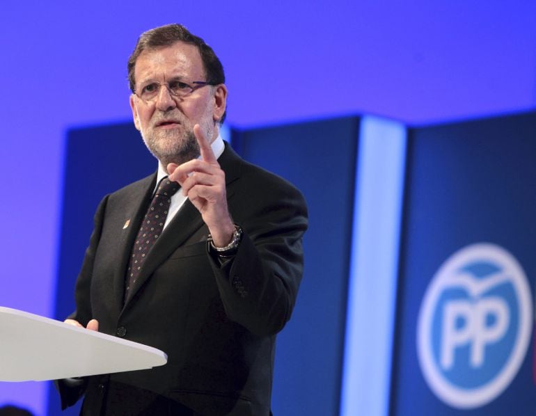 El presidente del Gobierno y candidato del PP a la reelección, Mariano Rajoy, durante su intervención en el mitin central de su campaña en Aragón celebrado en el Palacio de Congresos de la Expo de Zaragoza