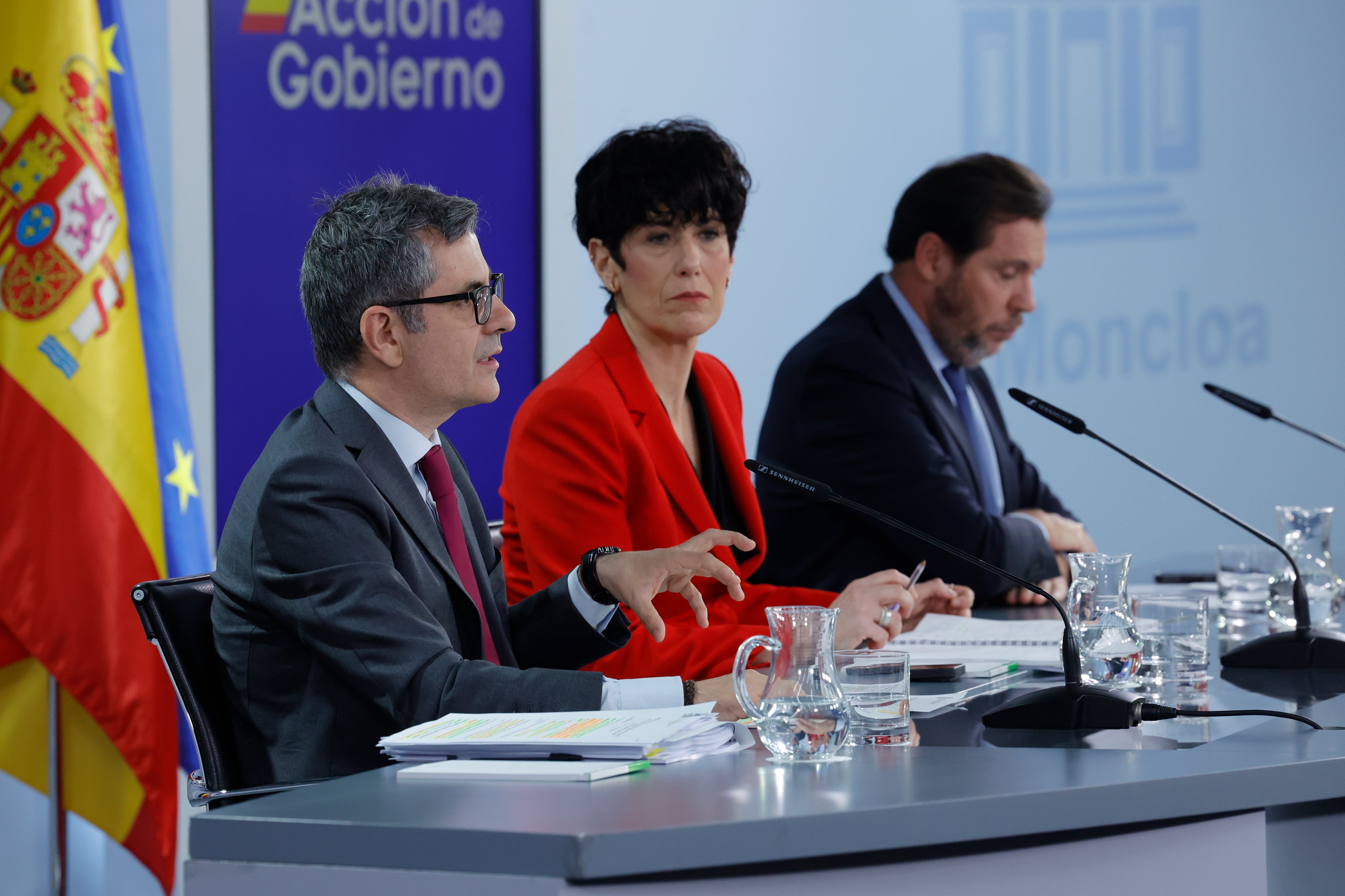 La ministra Portavoz, Elma Saiz, el ministro de la Presidencia, Justicia y Relaciones con las Cortes, Félix Bolaños, y el ministro de Transportes y Movilidad Sostenible, Óscar Puente, comparecen en la rueda de prensa tras la reunión del Consejo de Ministros.