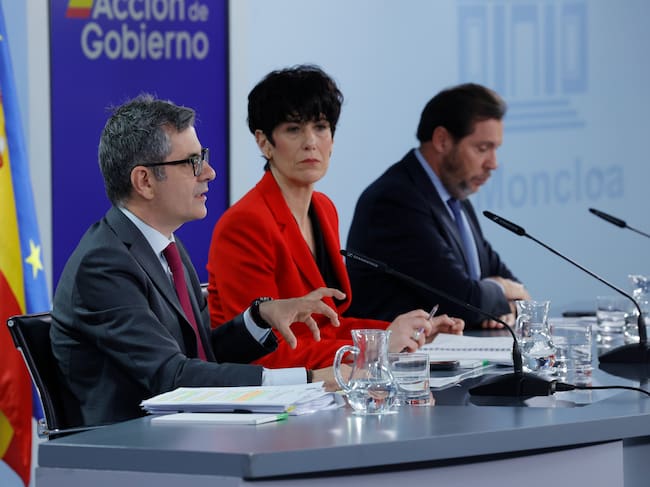 La ministra Portavoz, Elma Saiz, el ministro de la Presidencia, Justicia y Relaciones con las Cortes, Félix Bolaños, y el ministro de Transportes y Movilidad Sostenible, Óscar Puente, comparecen en la rueda de prensa tras la reunión del Consejo de Ministros.