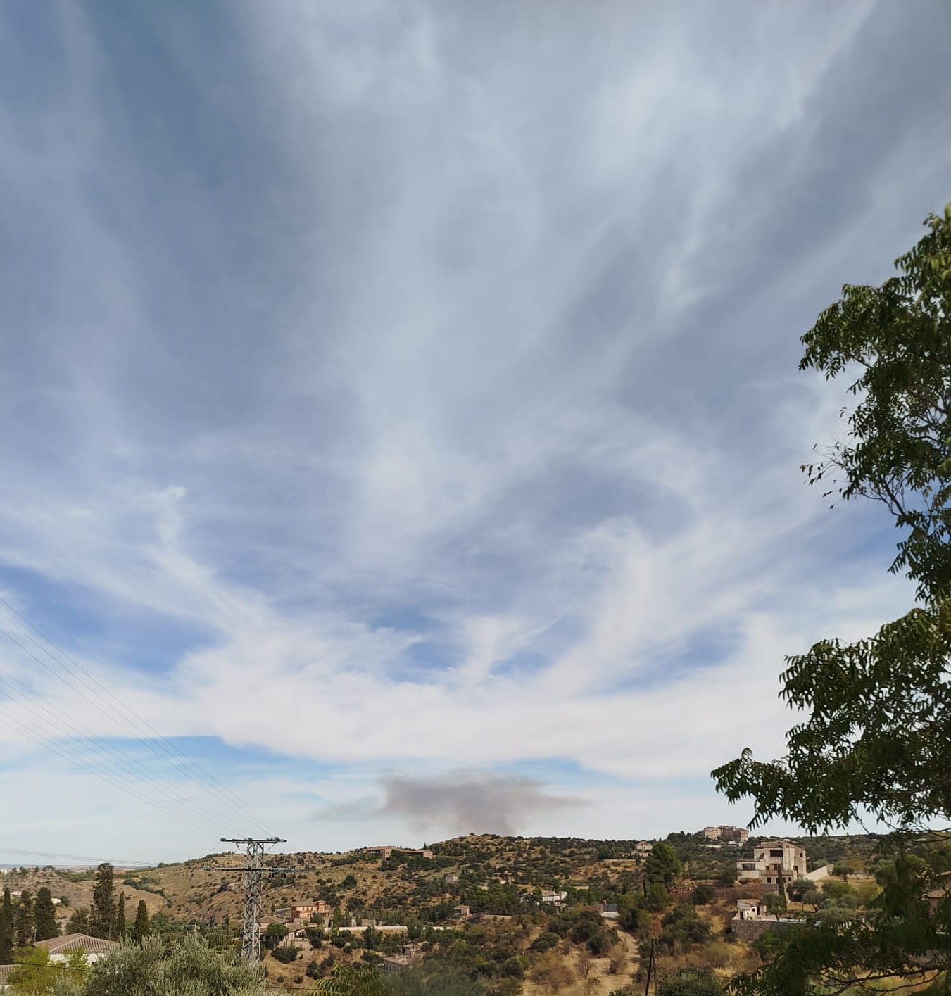 Un incendio forestal en Nambroca (Toledo) ocasiona una densa columna de humo, visible desde la capital
