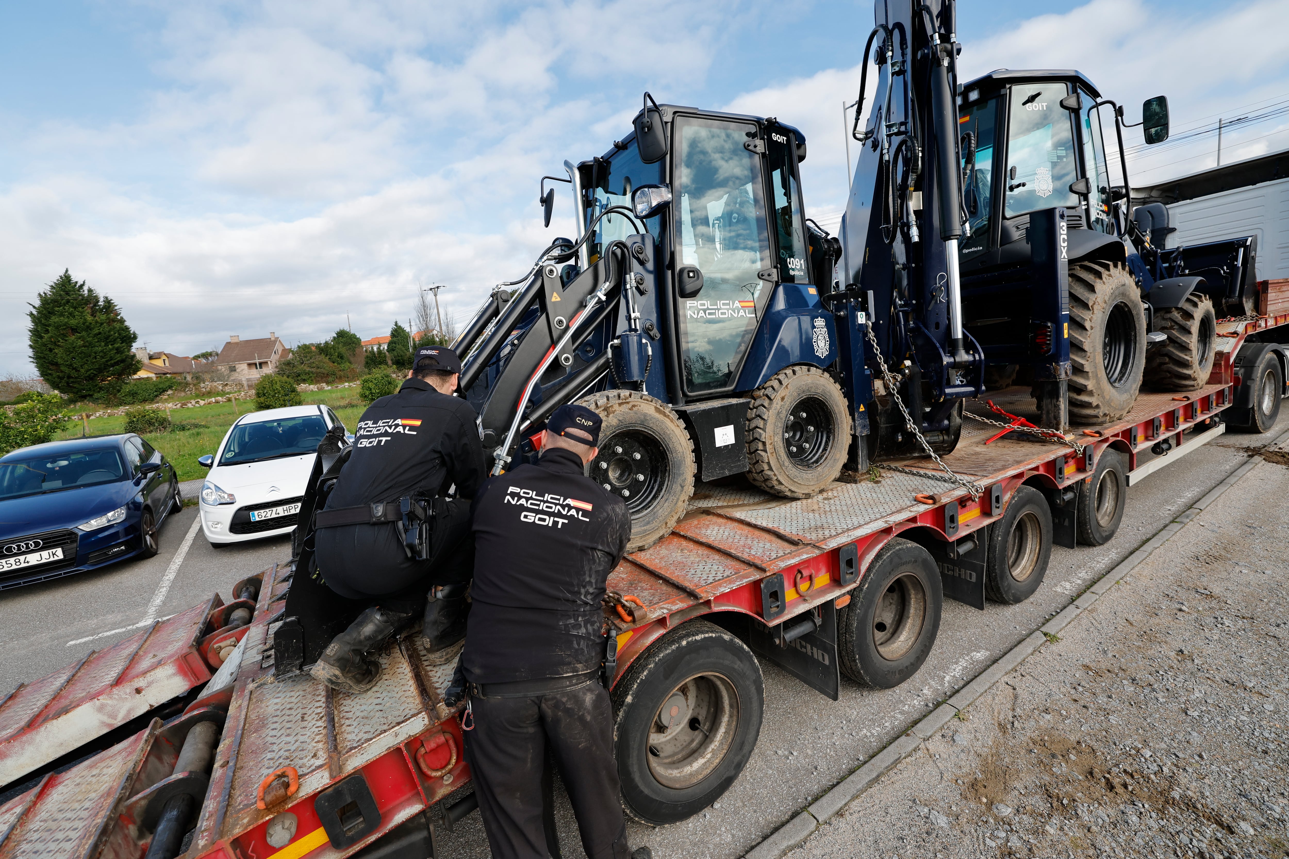 VILANOVA (PONTEVEDRA), 26/11/2025.- Maquinaria pesada de La Policía Nacional para los registros que está realizando desde primera hora de este miércoles en varios municipios de la zona de Arousa (Pontevedra) en un nuevo operativo contra el tráfico de drogas en Galicia. EFE/ Lavandeira
