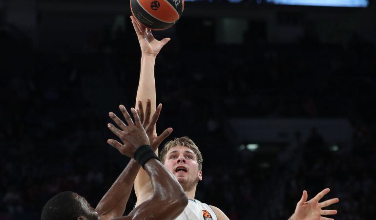 Luka Doncic, durante el partido ante Efes Pilsen en Turquía