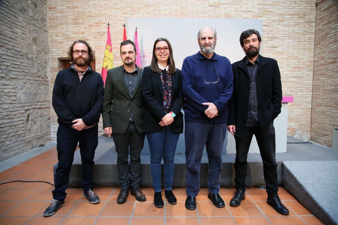 La concejal de cultura Nuria Cogolludo con los miembros de la compañía que estrena La Higuera en el Teatro de Rojas