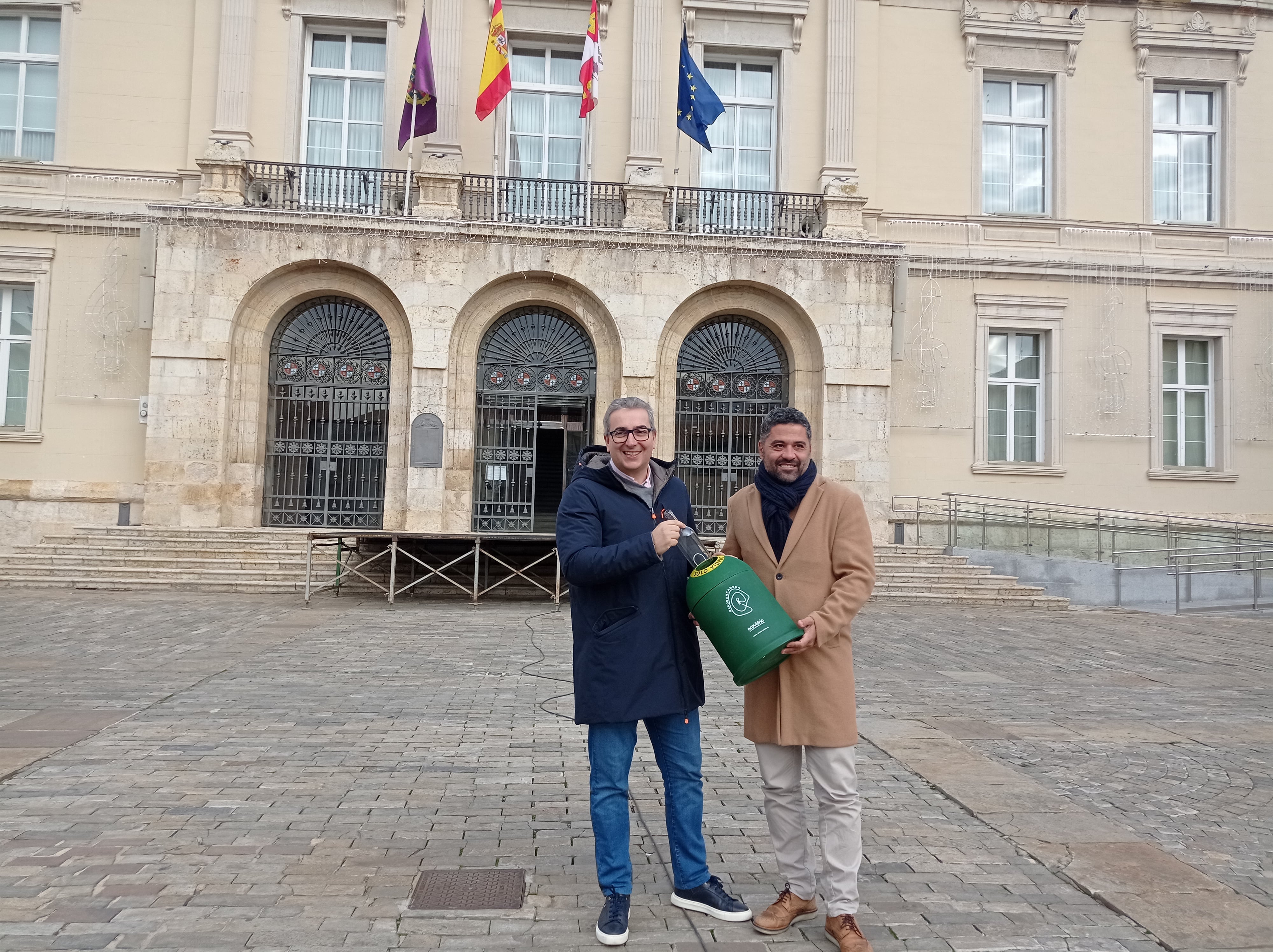 Toño Casas y josé Carlos Agustina presentan la nueva campaña de Ecovidrio en Palencia