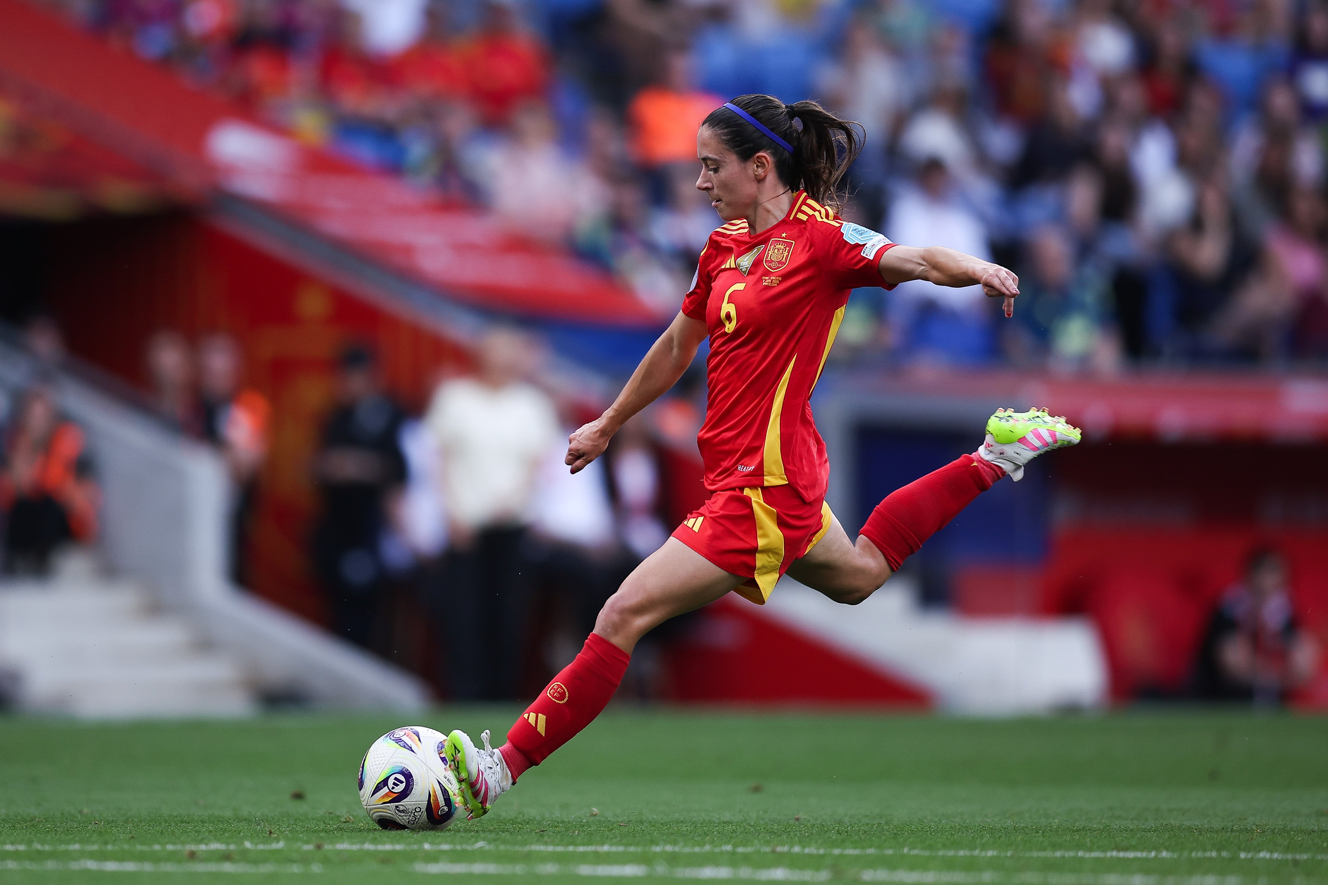 Aitana Bonmatí remata a portería en el partido ante Inglaterra