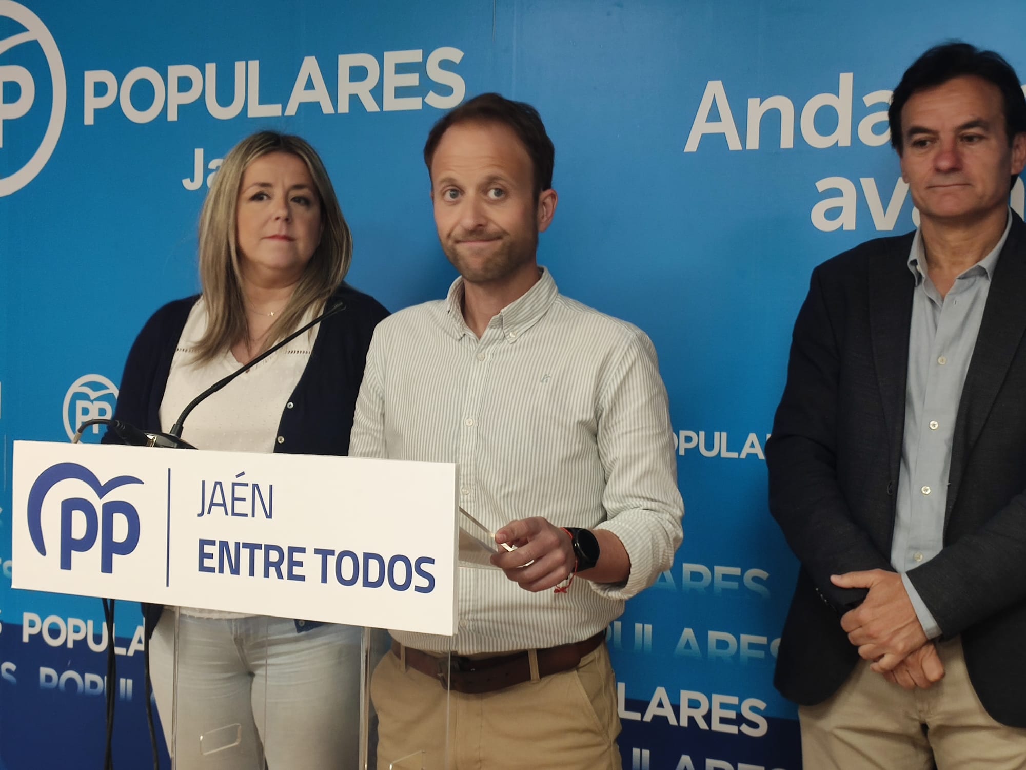 El presidente provincial del PP de Jaén, Erik Domínguez, durante una rueda de prensa.