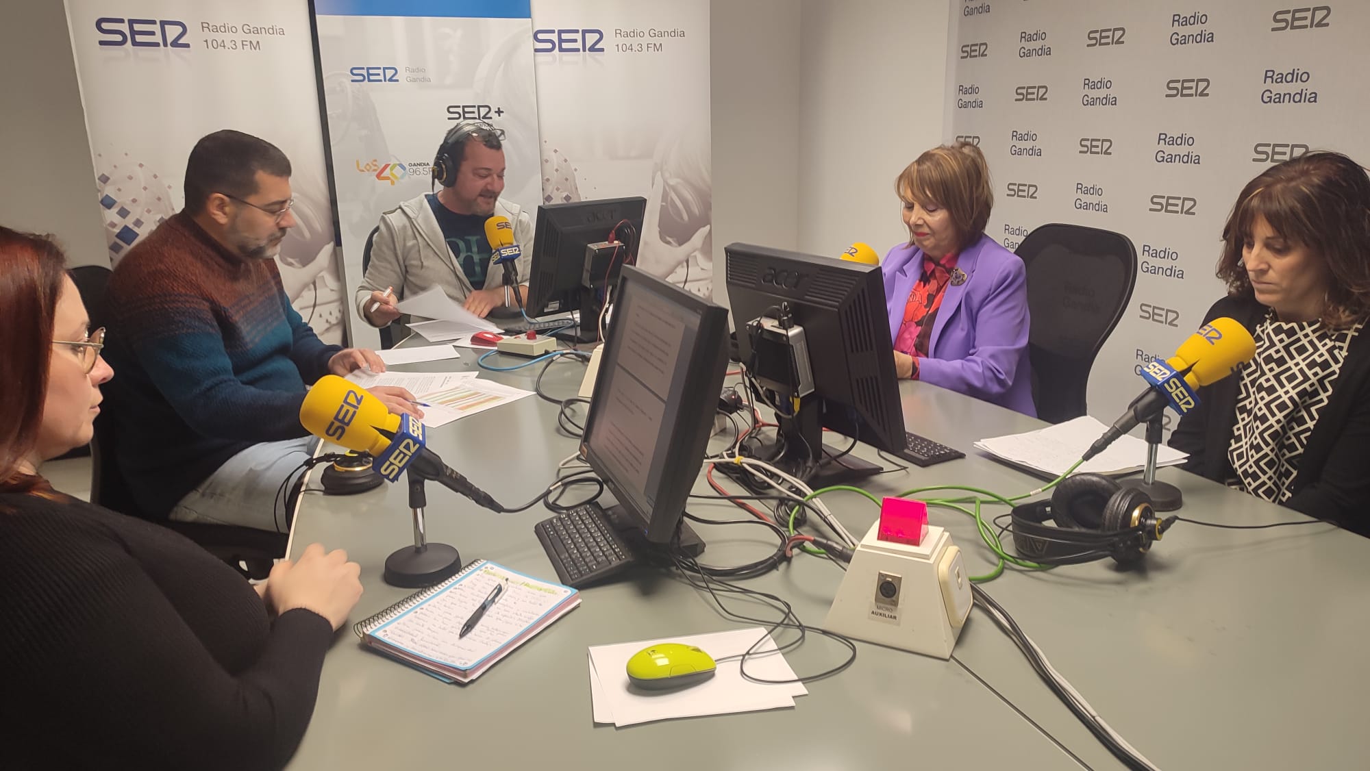 Representantes de los colectivos que han hecho las propuestas y la concejala Liduvina Gil en los estudios de Radio Gandia SER.