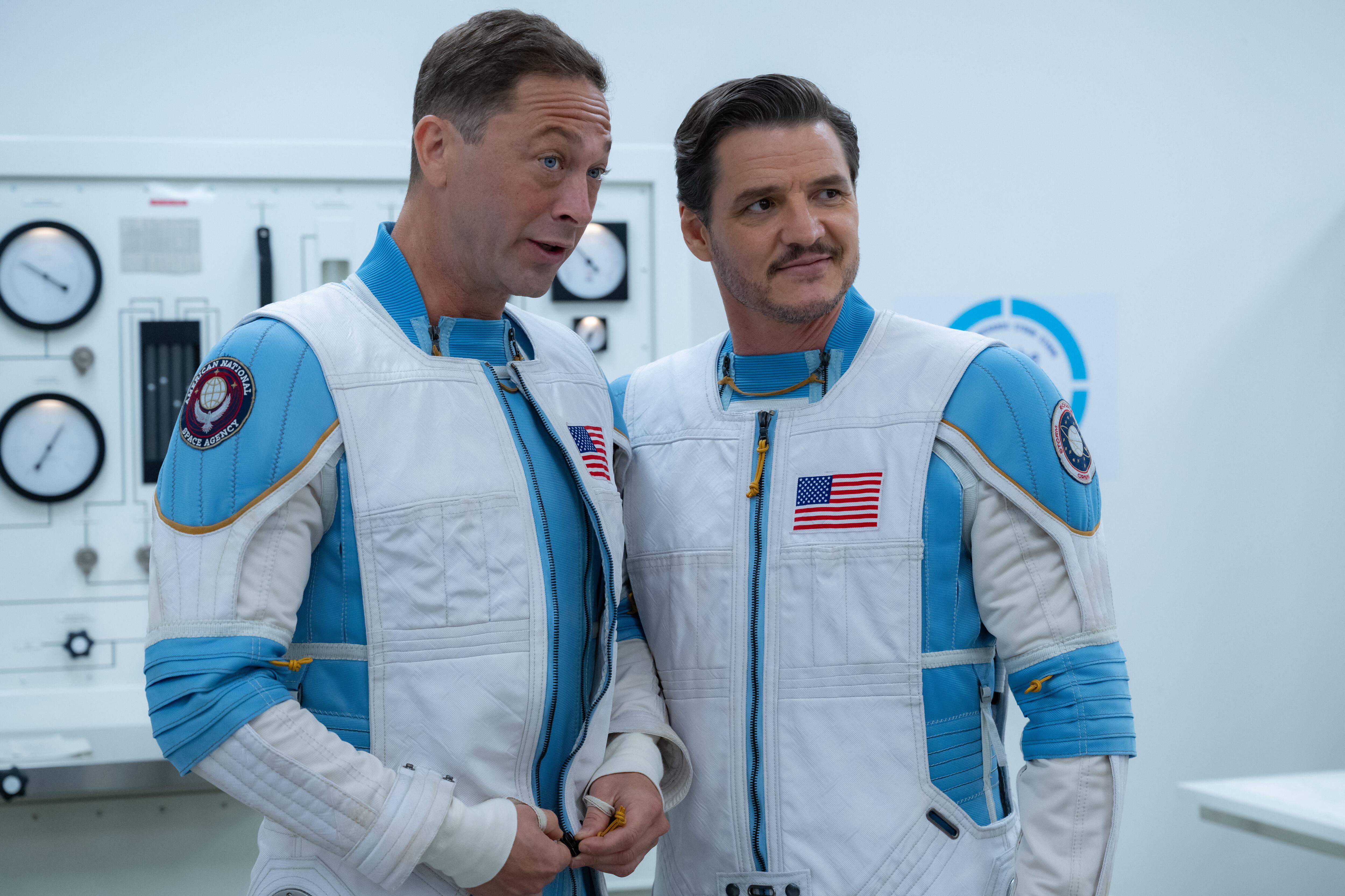 Ebon Moss-Bachrach como Ben Grimm (La Cosa) y Pedro Pascal como Reed Richards (Míster Fantástico) en un fotograma de 'Los Cuatro Fantásticos: primeros pasos' (2005) / JAY MAIDMENT / CEDIDA