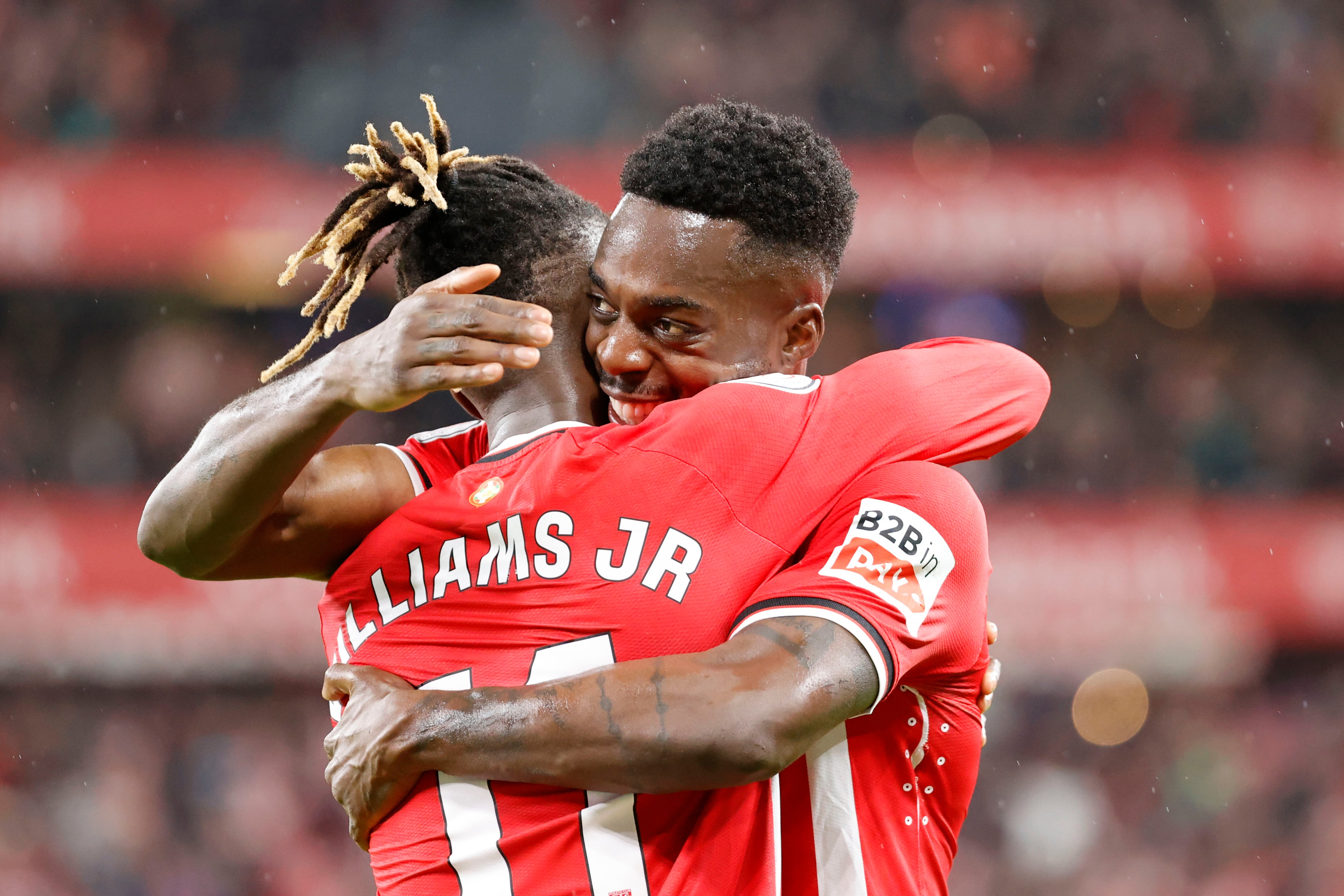 BILBAO, 29/02/2024.- El centrocampista del Athletic Club Nico Williams (i) celebra con su hermano Iñaki su gol, segundo del equipo vasco, durante el partido de vuelta de semifinales de la Copa del Rey que Athletic Club de Bilbao y Atlético de Madrid disputan este jueves en el estadio de San Mamés, en Bilbao. EFE/Luis Tejido
