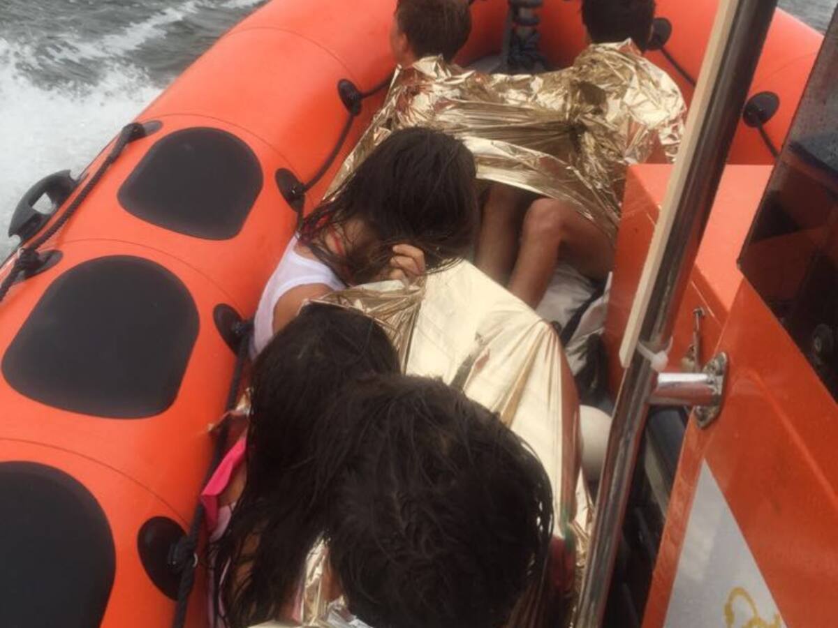 El fuerte viento de levante obliga a rescatar varias embarcaciones en el Mar Menor