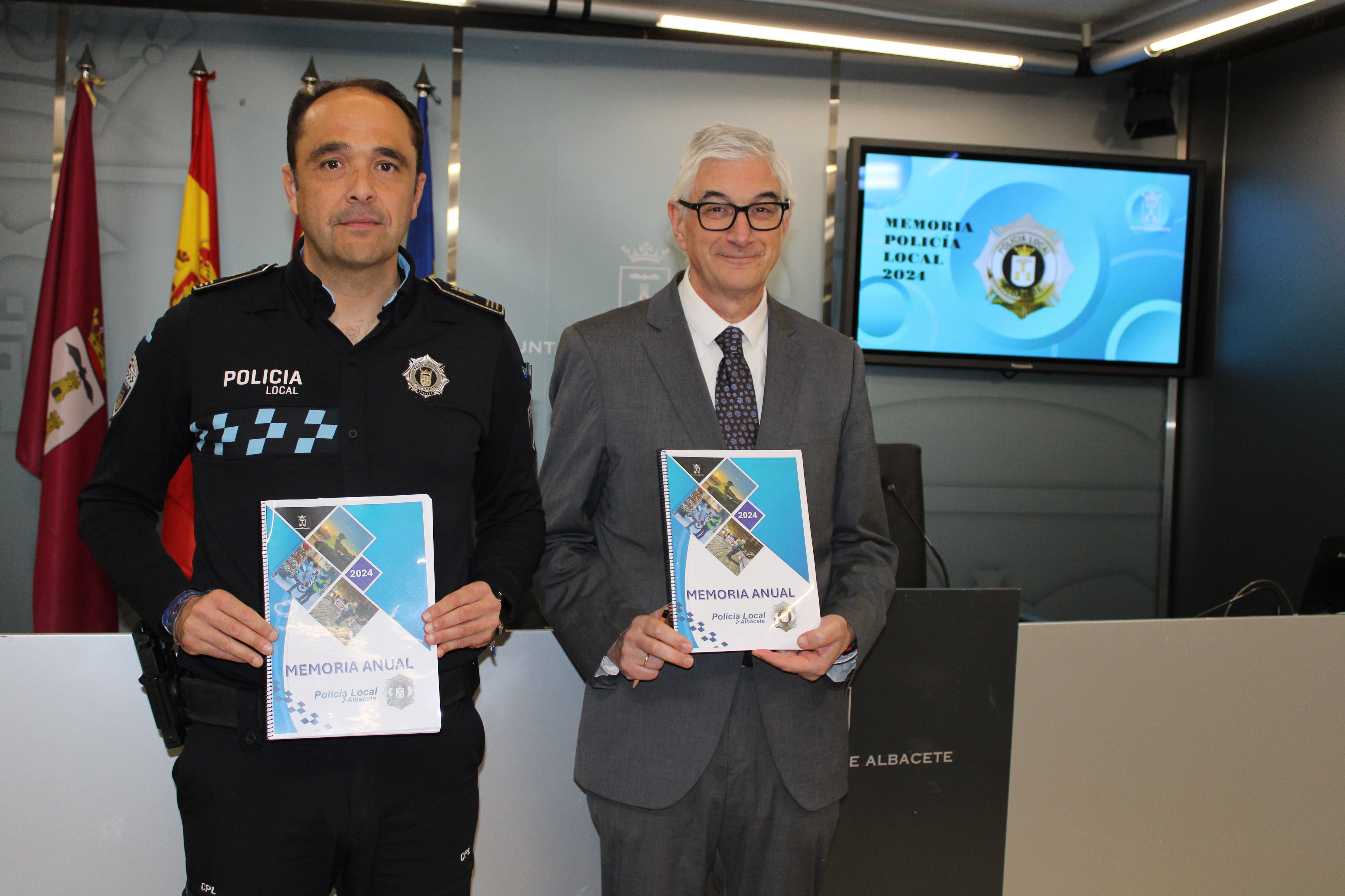 Luciano Rosillo, inspector de la Policía Local de Albacete, y Alberto Reina, concejal de Seguridad del Ayuntamiento de Albacete, durante la presentación de la memoria de 2024 de la Policía Local.