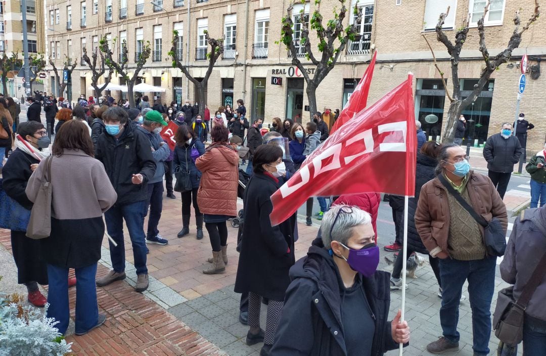 Un centenar de personas se manifiestan contra la intención de dar la consejería de Educación a Vox