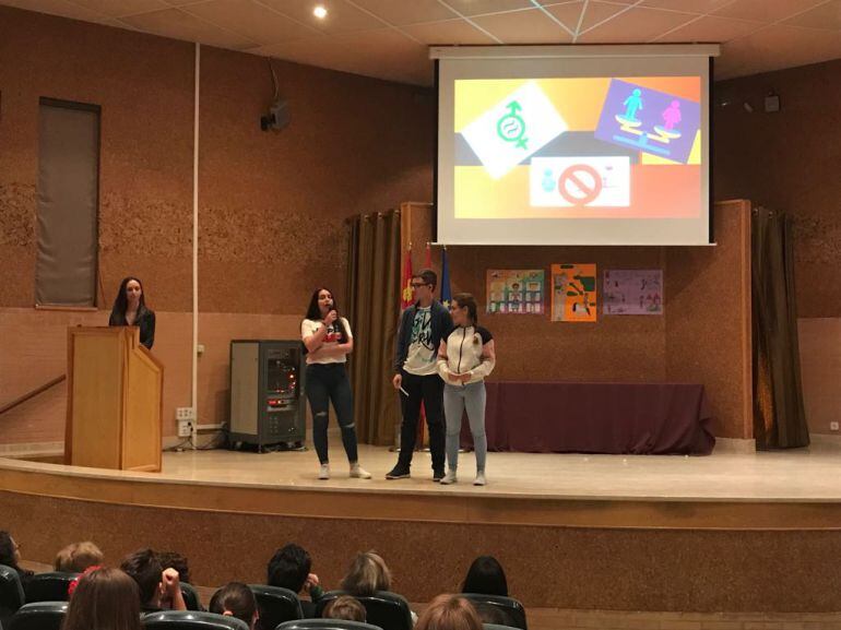 Alumnos del centro defendiendo su proyecto como finalistas